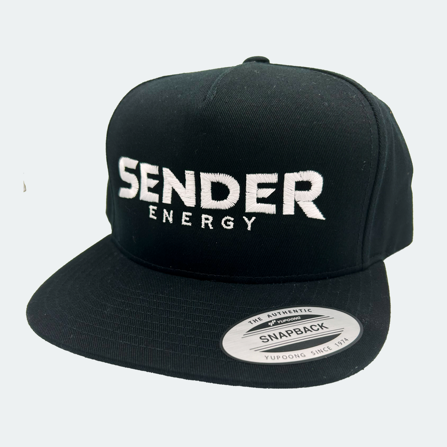 Schwarze SENDER ENERGY Snapback Cap aus hochwertigem Material, ideal für Streetwear-Liebhaber und Fans von Extremsport und Energy Drinks