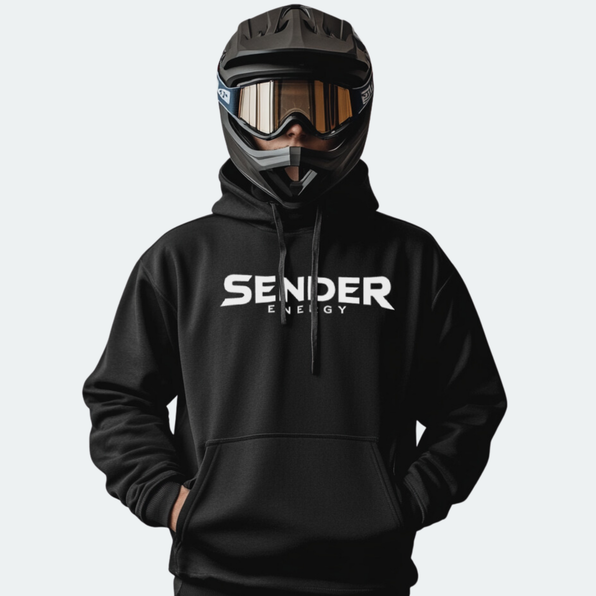 Downhill-Fahrer mit Helm und schwarzem SENDER ENERGY Hoodie, perfekt für Extremsportler und Fans von Energy Drinks