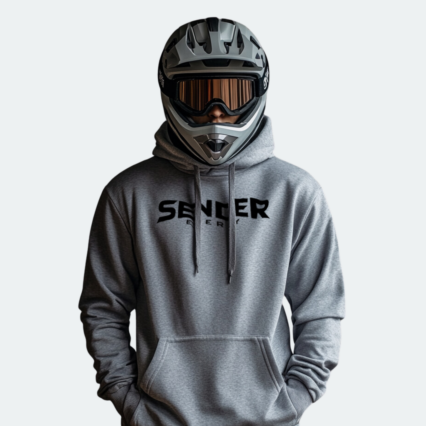Grauer SENDER ENERGY Hoodie, getragen von einem Downhill-Biker mit Helm, ideal für Extremsportler und Lifestyle-Fans